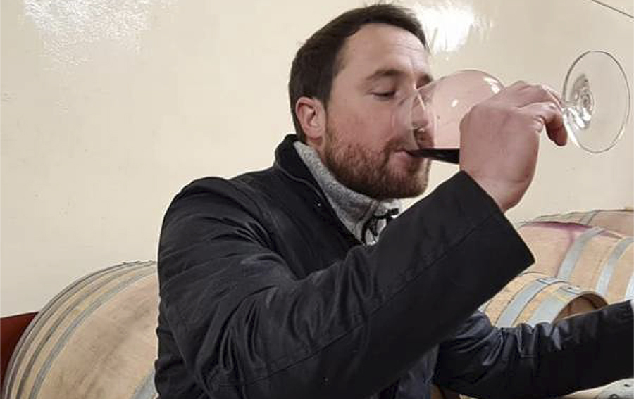 El enólogo Enrique Jalón seleccionó en 2017 las mejores uvas de Tempranillo de 50 hectáreas de parcelas situadas entre 600 y 700 metros de altitud, para elaborar 10.000 botellas de vino en la bodeguita de Viñaspre.